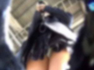 【逆さ撮り盗撮】通勤カバンの隙間から眺める女子高生のパンチラが絶景すぎるｗｗｗ