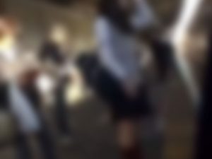 【痴漢の聖地】埼京線の電車で通学する制服JKが逆さ撮り盗撮と強制手コキで号泣…！？