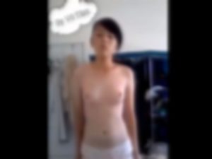 【脱衣オナニー無修正】ロリパンツのアジアンJCさんが全裸を見せつける自撮り