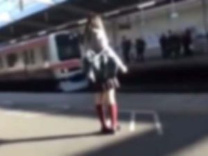 【個人撮影】埼京線に乗る通学JKにチンコ擦り付けてるガチ痴漢動画がエグすぎ…