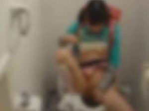 【盗撮】ファミマの個室トイレでランドセルJSがオナニーしてた例のアブノーマル動画【早期削除注意】