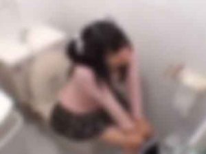 トイレで放尿中のJSに襲いかかってオシッコ臭いロリマンコに突撃膣ドンレイプ！！