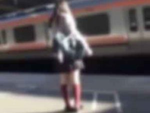 【撮影者は逮捕】痴漢の聖地で通学JKを電車内レイプしちゃってる例の動画がエグすぎ…
